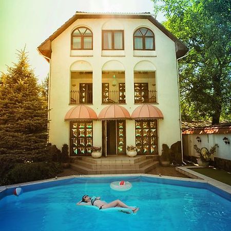 Eduard Hotel ウージュホロド エクステリア 写真