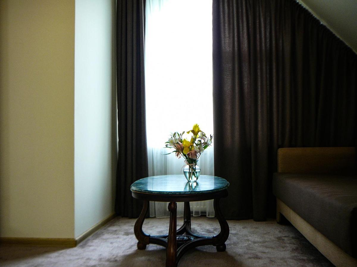 Eduard Hotel ウージュホロド エクステリア 写真