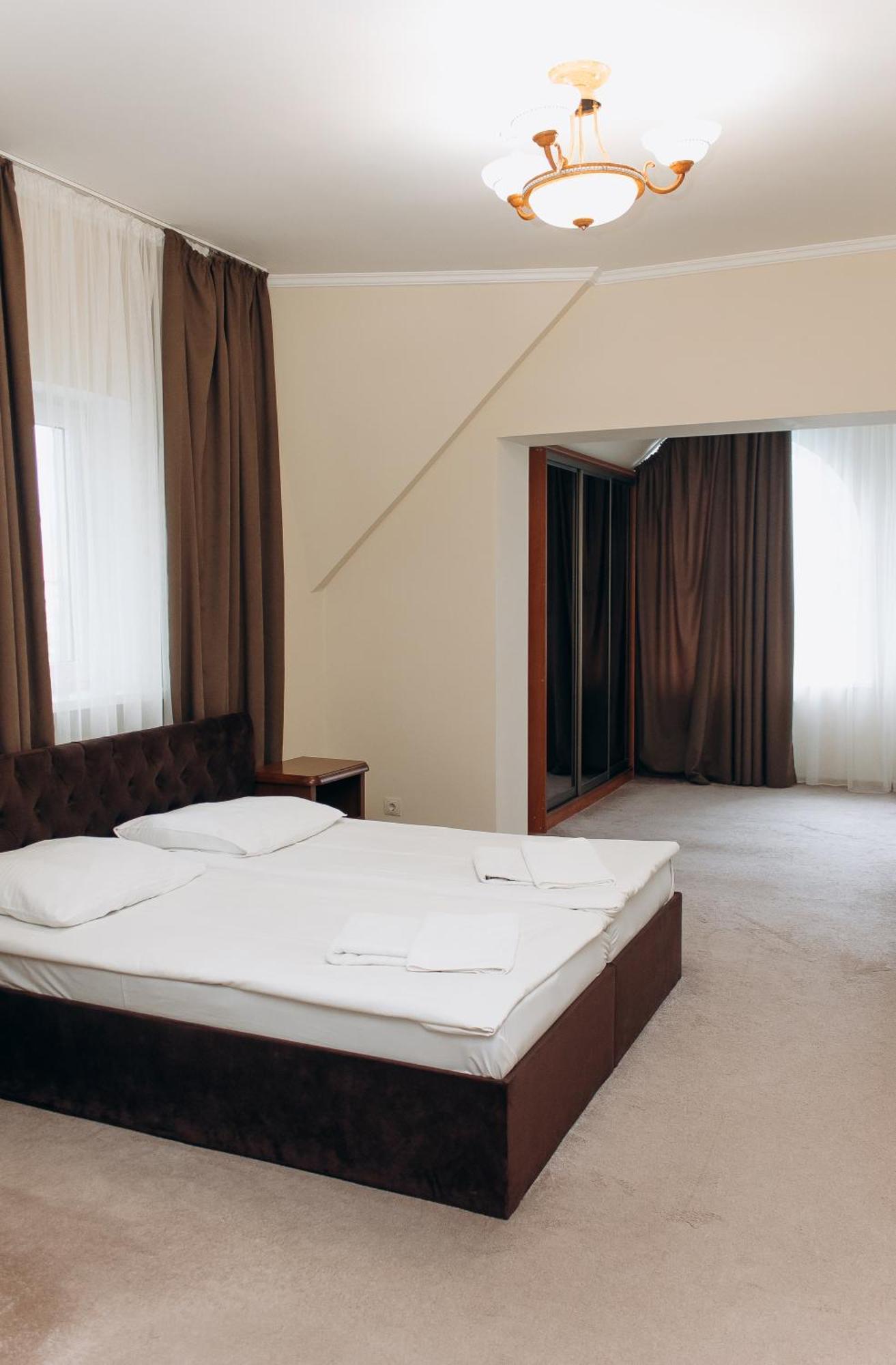 Eduard Hotel ウージュホロド エクステリア 写真