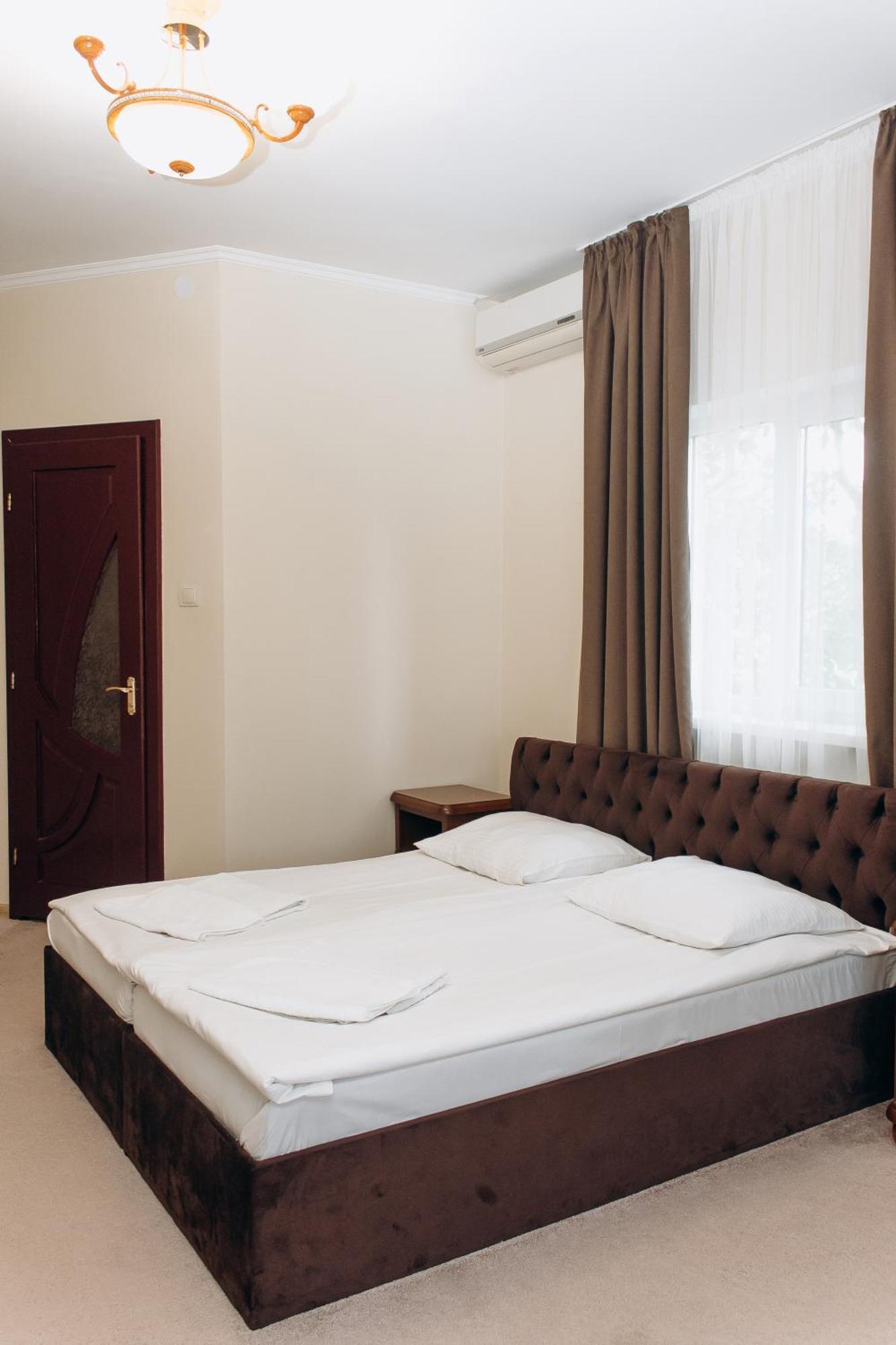 Eduard Hotel ウージュホロド エクステリア 写真