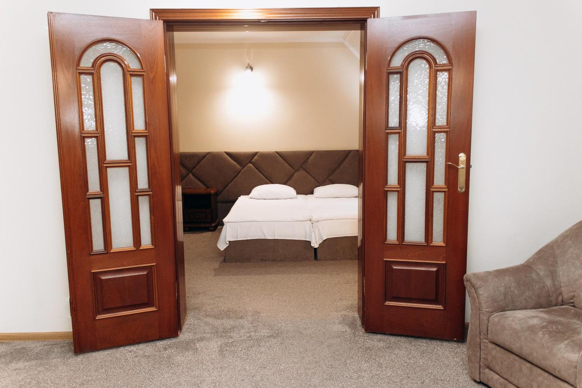Eduard Hotel ウージュホロド エクステリア 写真
