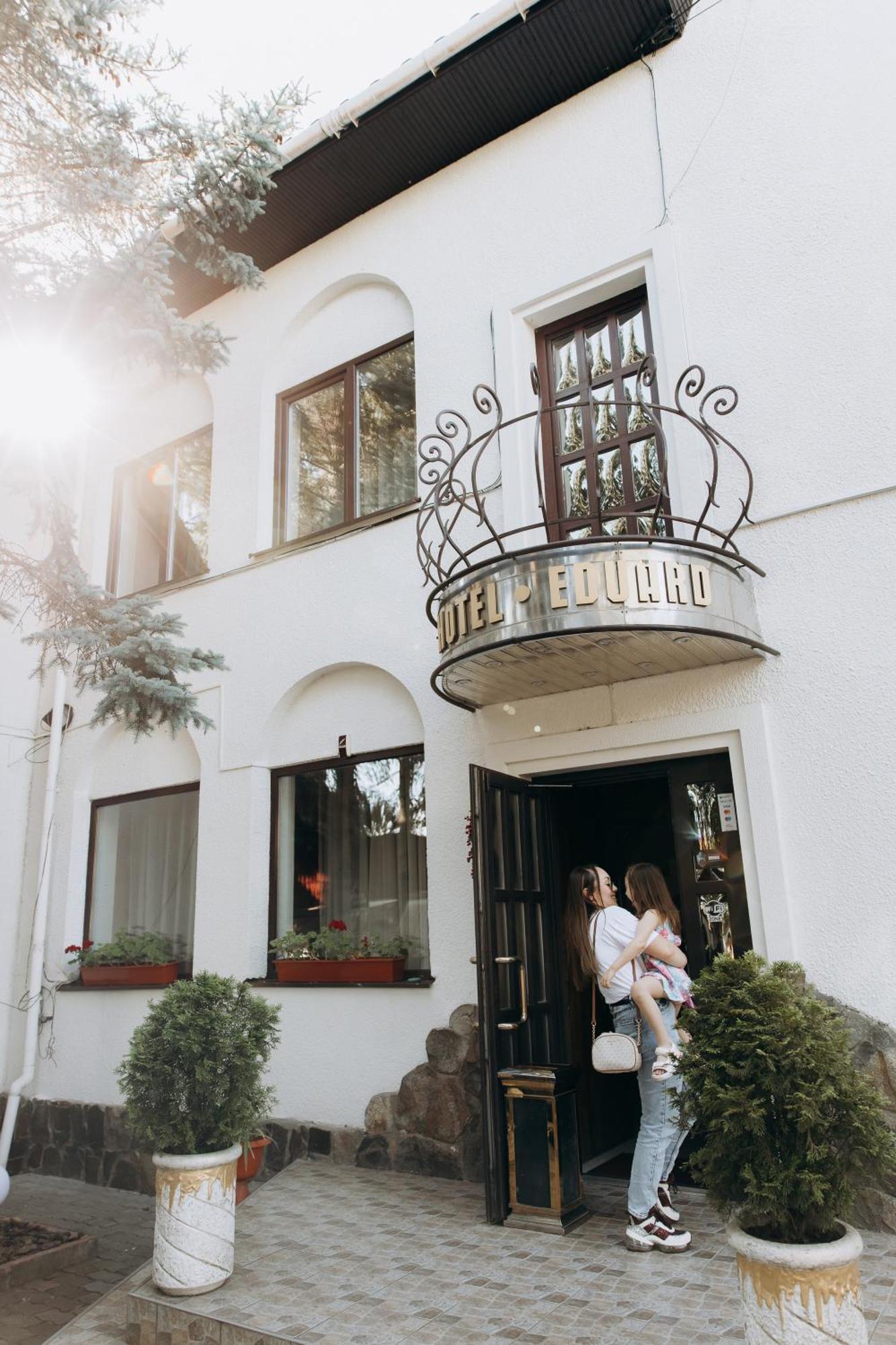 Eduard Hotel ウージュホロド エクステリア 写真