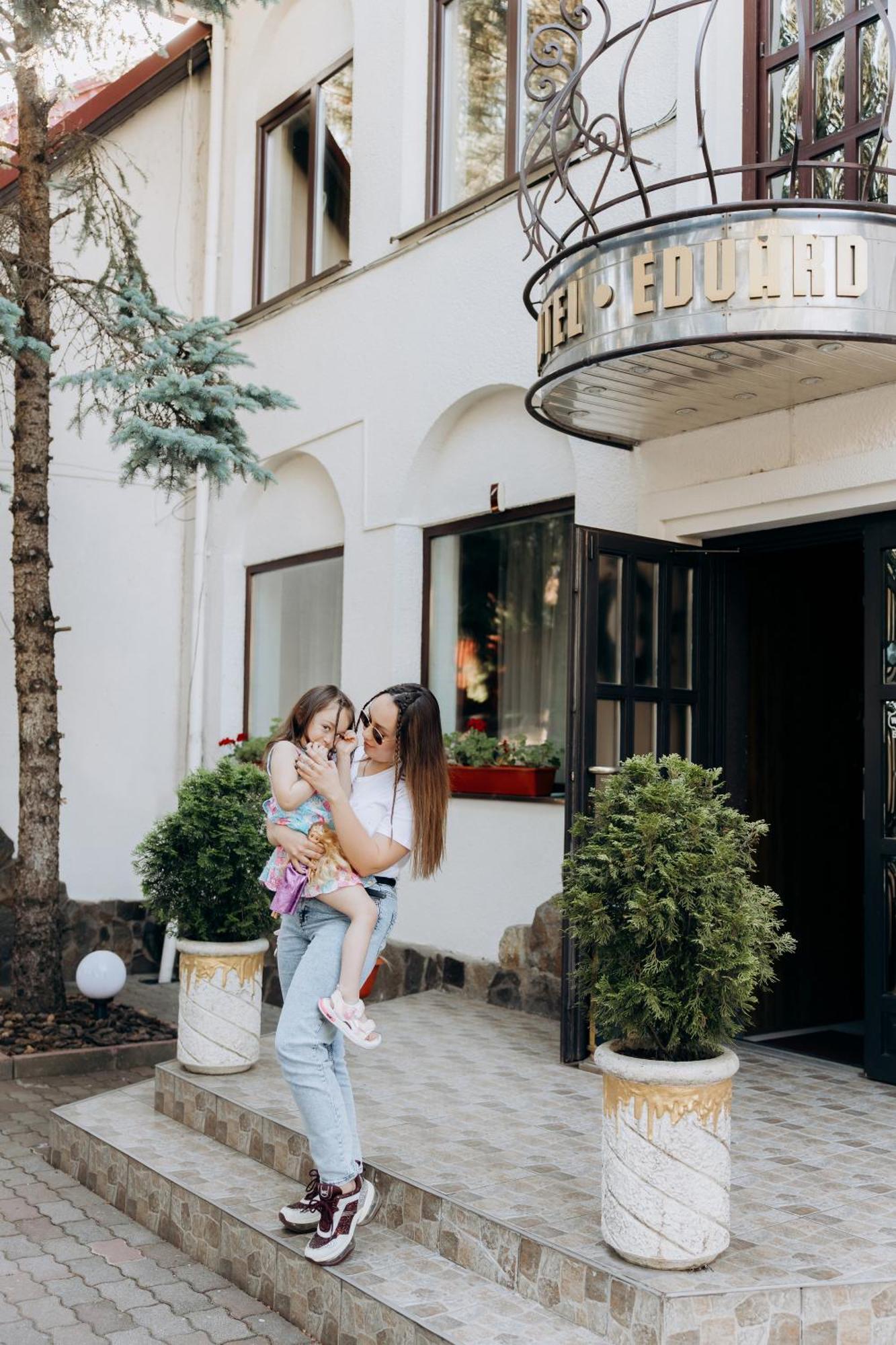 Eduard Hotel ウージュホロド エクステリア 写真