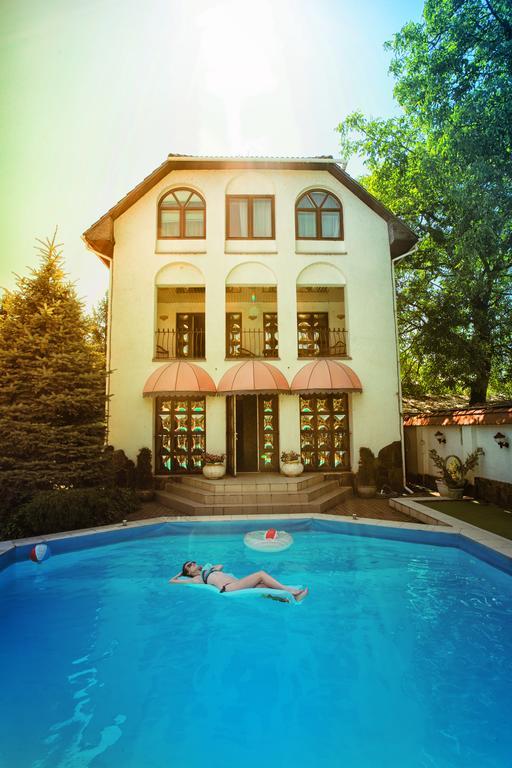 Eduard Hotel ウージュホロド エクステリア 写真